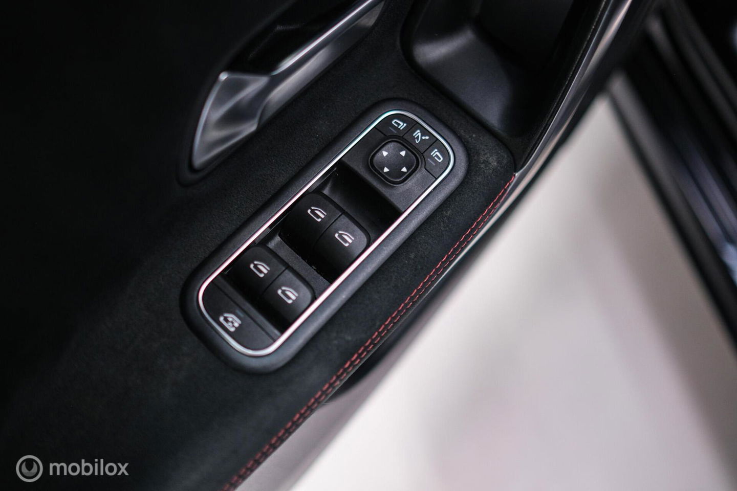 Mercedes-Benz A-Klasse 180 Business Solution AMG | Sportstoelen | Camera | Stoelverwarming | Leder | Alcantara | NAP NL auto | Dealer oh | Rijklaarprij