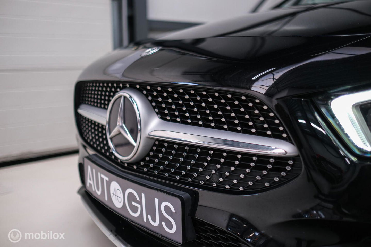 Mercedes-Benz A-Klasse 180 Business Solution AMG | Sportstoelen | Camera | Stoelverwarming | Leder | Alcantara | NAP NL auto | Dealer oh | Rijklaarprij