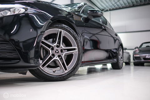 Mercedes-Benz A-Klasse 180 Business Solution AMG | Sportstoelen | Camera | Stoelverwarming | Leder | Alcantara | NAP NL auto | Dealer oh | Rijklaarprij