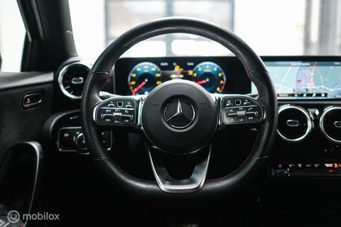 Mercedes-Benz A-Klasse 180 Business Solution AMG | Sportstoelen | Camera | Stoelverwarming | Leder | Alcantara | NAP NL auto | Dealer oh | Rijklaarprij