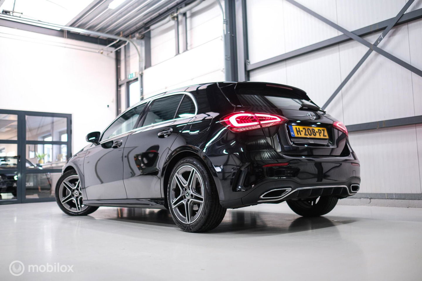 Mercedes-Benz A-Klasse 180 Business Solution AMG | Sportstoelen | Camera | Stoelverwarming | Leder | Alcantara | NAP NL auto | Dealer oh | Rijklaarprij