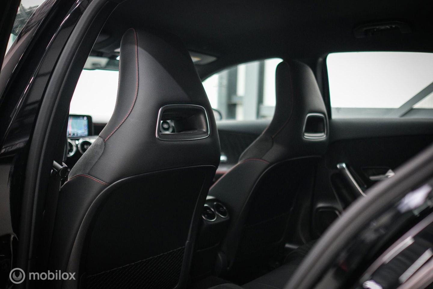 Mercedes-Benz A-Klasse 180 Business Solution AMG | Sportstoelen | Camera | Stoelverwarming | Leder | Alcantara | NAP NL auto | Dealer oh | Rijklaarprij