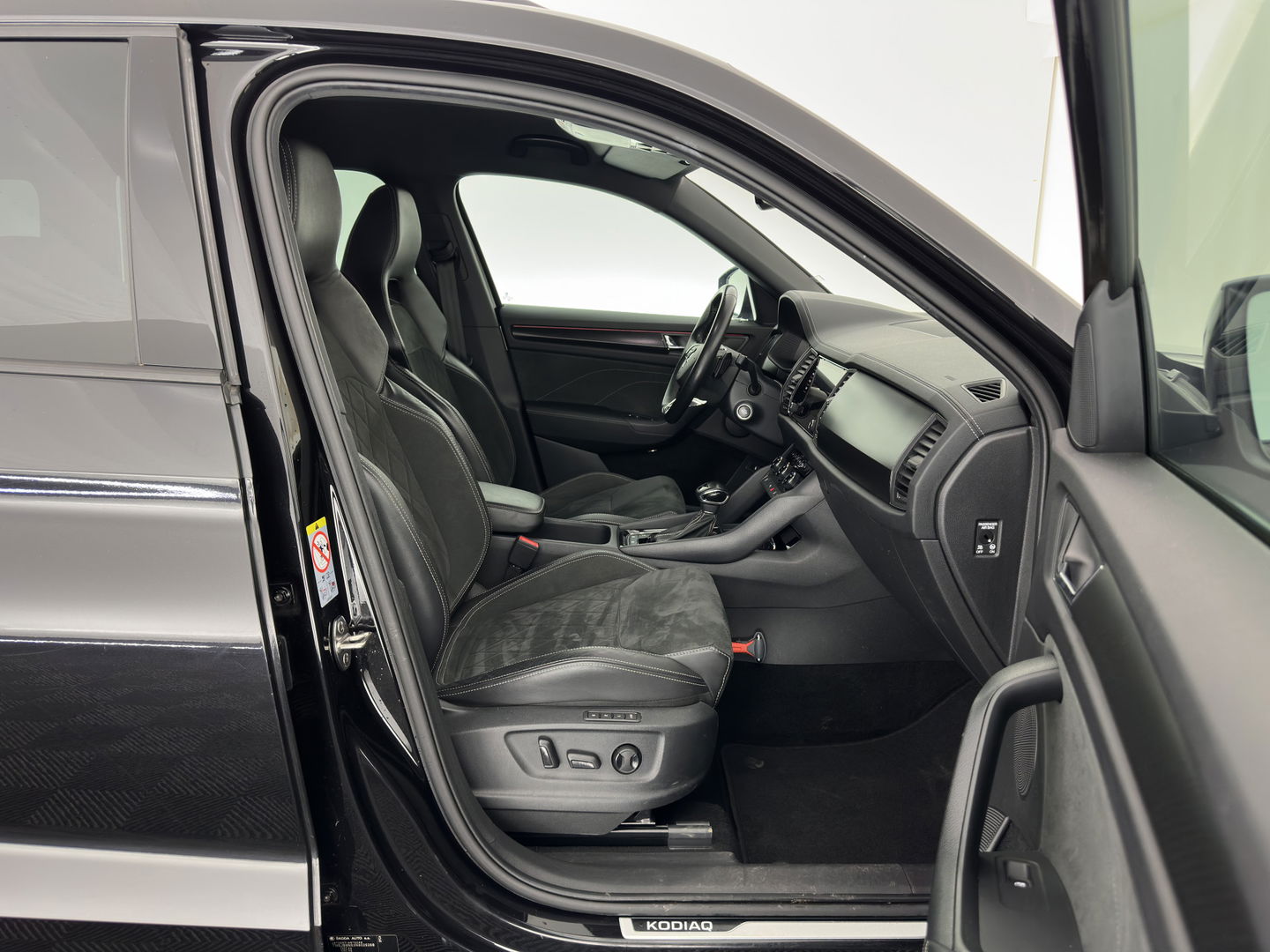 Škoda Kodiaq 1.5 TSI Sportline Business [ 7-Pers. ] (INCL-BTW) Aut. *LEATHER-MICROFIBRE | FULL-LED | ADAPTIVE-CRUISE | MEMORY-PACK | DIGI-COCKPIT | NAVI-FULLMAP | CAMERA | DAB+ | AMBIENT-LIGHT | KEYLESS | CARPLAY | PRIVACY-GLASS| TOWBAR | 20''