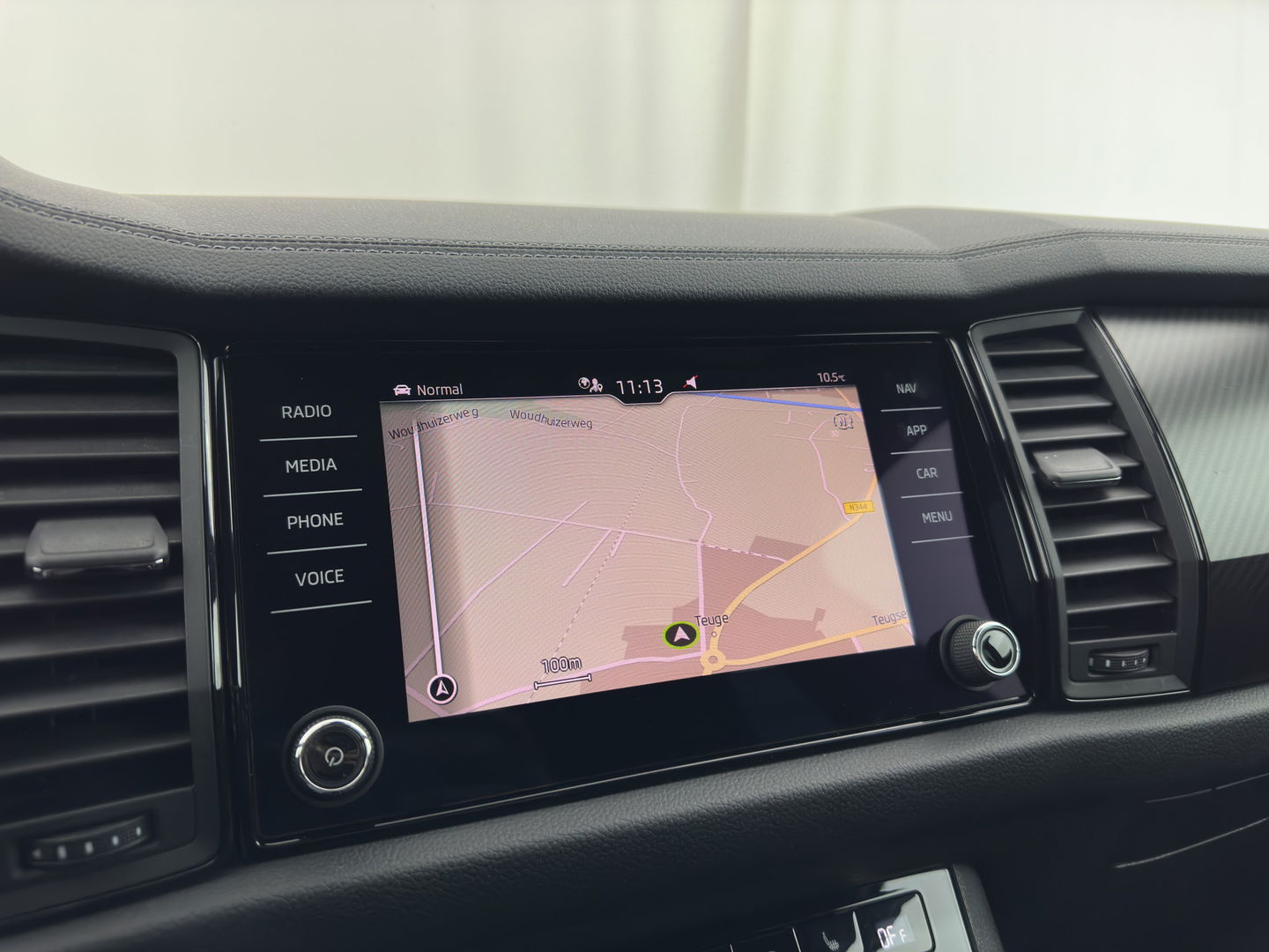 Škoda Kodiaq 1.5 TSI Sportline Business [ 7-Pers. ] (INCL-BTW) Aut. *LEATHER-MICROFIBRE | FULL-LED | ADAPTIVE-CRUISE | MEMORY-PACK | DIGI-COCKPIT | NAVI-FULLMAP | CAMERA | DAB+ | AMBIENT-LIGHT | KEYLESS | CARPLAY | PRIVACY-GLASS| TOWBAR | 20''