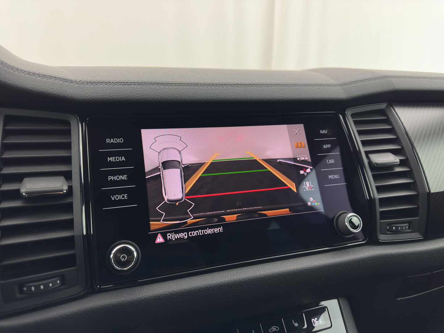 Škoda Kodiaq 1.5 TSI Sportline Business [ 7-Pers. ] (INCL-BTW) Aut. *LEATHER-MICROFIBRE | FULL-LED | ADAPTIVE-CRUISE | MEMORY-PACK | DIGI-COCKPIT | NAVI-FULLMAP | CAMERA | DAB+ | AMBIENT-LIGHT | KEYLESS | CARPLAY | PRIVACY-GLASS| TOWBAR | 20''