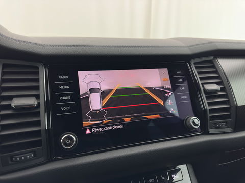 Škoda Kodiaq 1.5 TSI Sportline Business [ 7-Pers. ] (INCL-BTW) Aut. *LEATHER-MICROFIBRE | FULL-LED | ADAPTIVE-CRUISE | MEMORY-PACK | DIGI-COCKPIT | NAVI-FULLMAP | CAMERA | DAB+ | AMBIENT-LIGHT | KEYLESS | CARPLAY | PRIVACY-GLASS| TOWBAR | 20''