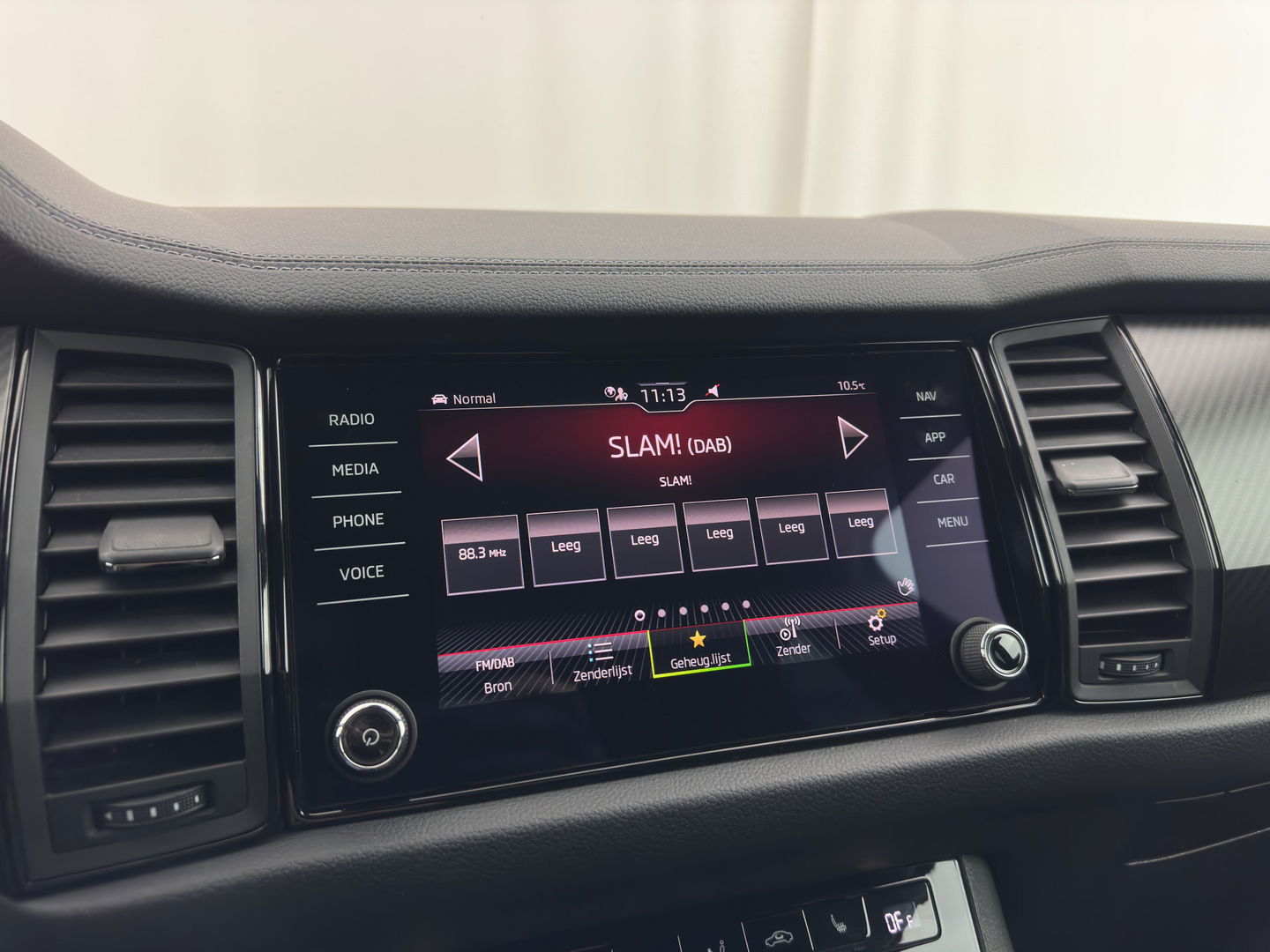 Škoda Kodiaq 1.5 TSI Sportline Business [ 7-Pers. ] (INCL-BTW) Aut. *LEATHER-MICROFIBRE | FULL-LED | ADAPTIVE-CRUISE | MEMORY-PACK | DIGI-COCKPIT | NAVI-FULLMAP | CAMERA | DAB+ | AMBIENT-LIGHT | KEYLESS | CARPLAY | PRIVACY-GLASS| TOWBAR | 20''