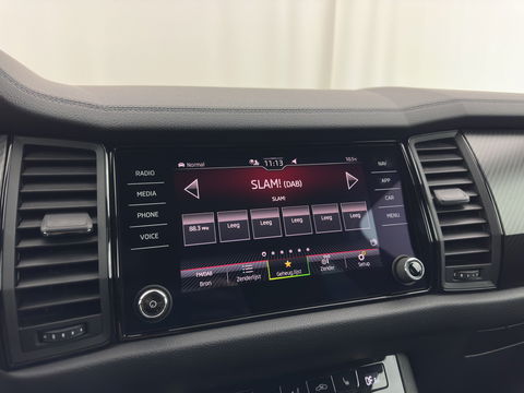 Škoda Kodiaq 1.5 TSI Sportline Business [ 7-Pers. ] (INCL-BTW) Aut. *LEATHER-MICROFIBRE | FULL-LED | ADAPTIVE-CRUISE | MEMORY-PACK | DIGI-COCKPIT | NAVI-FULLMAP | CAMERA | DAB+ | AMBIENT-LIGHT | KEYLESS | CARPLAY | PRIVACY-GLASS| TOWBAR | 20''