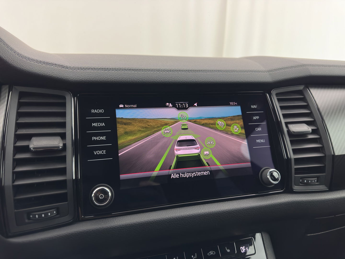 Škoda Kodiaq 1.5 TSI Sportline Business [ 7-Pers. ] (INCL-BTW) Aut. *LEATHER-MICROFIBRE | FULL-LED | ADAPTIVE-CRUISE | MEMORY-PACK | DIGI-COCKPIT | NAVI-FULLMAP | CAMERA | DAB+ | AMBIENT-LIGHT | KEYLESS | CARPLAY | PRIVACY-GLASS| TOWBAR | 20''