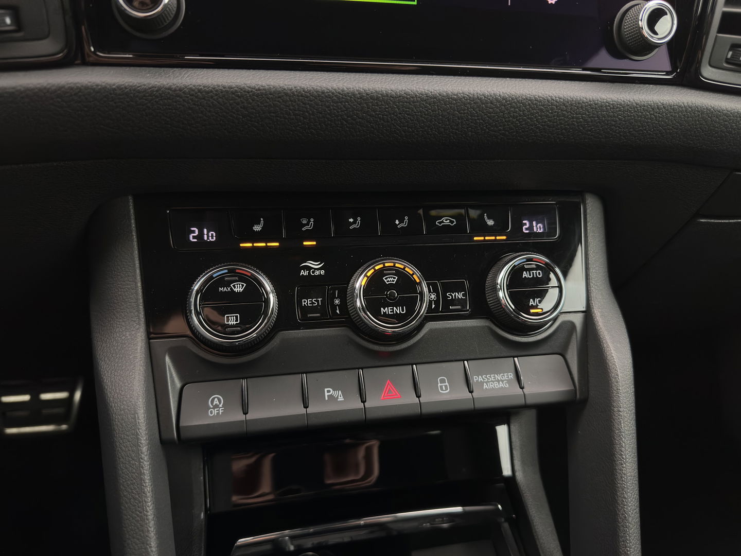 Škoda Kodiaq 1.5 TSI Sportline Business [ 7-Pers. ] (INCL-BTW) Aut. *LEATHER-MICROFIBRE | FULL-LED | ADAPTIVE-CRUISE | MEMORY-PACK | DIGI-COCKPIT | NAVI-FULLMAP | CAMERA | DAB+ | AMBIENT-LIGHT | KEYLESS | CARPLAY | PRIVACY-GLASS| TOWBAR | 20''