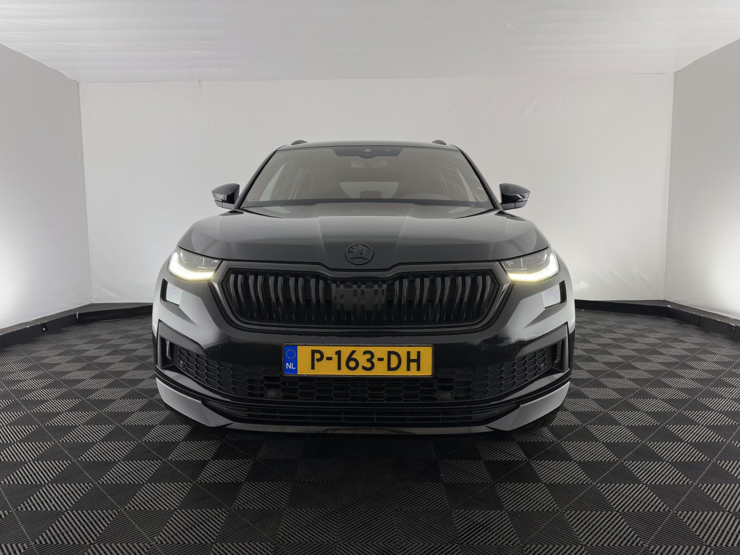 Škoda Kodiaq 1.5 TSI Sportline Business [ 7-Pers. ] (INCL-BTW) Aut. *LEATHER-MICROFIBRE | FULL-LED | ADAPTIVE-CRUISE | MEMORY-PACK | DIGI-COCKPIT | NAVI-FULLMAP | CAMERA | DAB+ | AMBIENT-LIGHT | KEYLESS | CARPLAY | PRIVACY-GLASS| TOWBAR | 20''