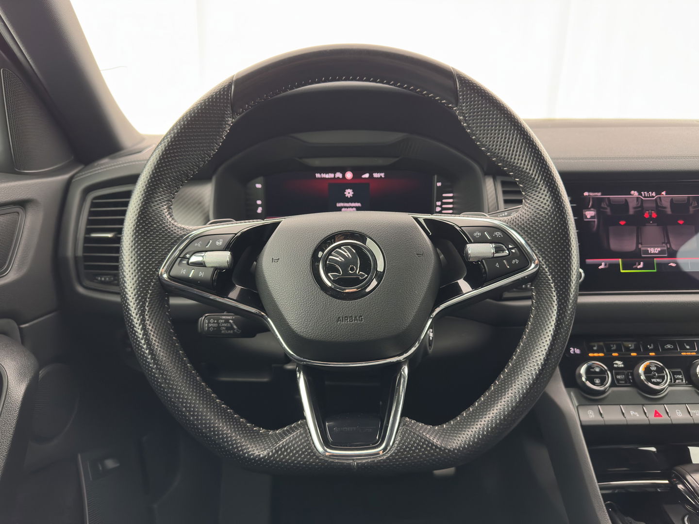 Škoda Kodiaq 1.5 TSI Sportline Business [ 7-Pers. ] (INCL-BTW) Aut. *LEATHER-MICROFIBRE | FULL-LED | ADAPTIVE-CRUISE | MEMORY-PACK | DIGI-COCKPIT | NAVI-FULLMAP | CAMERA | DAB+ | AMBIENT-LIGHT | KEYLESS | CARPLAY | PRIVACY-GLASS| TOWBAR | 20''