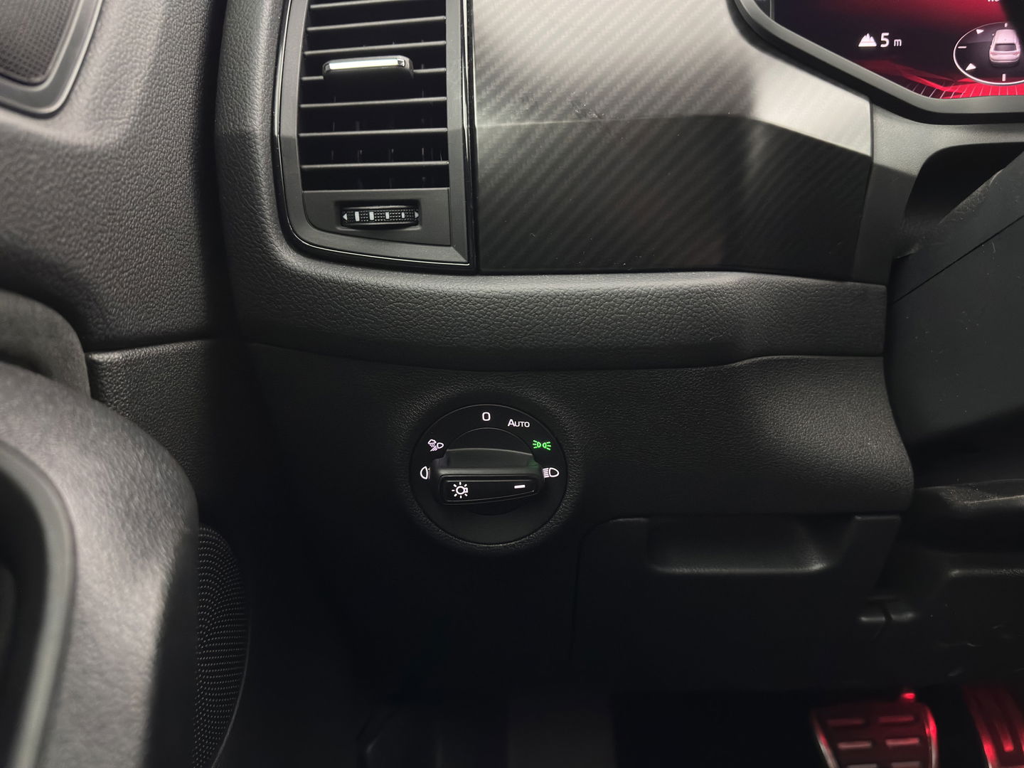 Škoda Kodiaq 1.5 TSI Sportline Business [ 7-Pers. ] (INCL-BTW) Aut. *LEATHER-MICROFIBRE | FULL-LED | ADAPTIVE-CRUISE | MEMORY-PACK | DIGI-COCKPIT | NAVI-FULLMAP | CAMERA | DAB+ | AMBIENT-LIGHT | KEYLESS | CARPLAY | PRIVACY-GLASS| TOWBAR | 20''