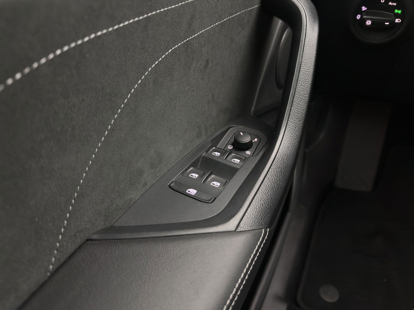 Škoda Kodiaq 1.5 TSI Sportline Business [ 7-Pers. ] (INCL-BTW) Aut. *LEATHER-MICROFIBRE | FULL-LED | ADAPTIVE-CRUISE | MEMORY-PACK | DIGI-COCKPIT | NAVI-FULLMAP | CAMERA | DAB+ | AMBIENT-LIGHT | KEYLESS | CARPLAY | PRIVACY-GLASS| TOWBAR | 20''