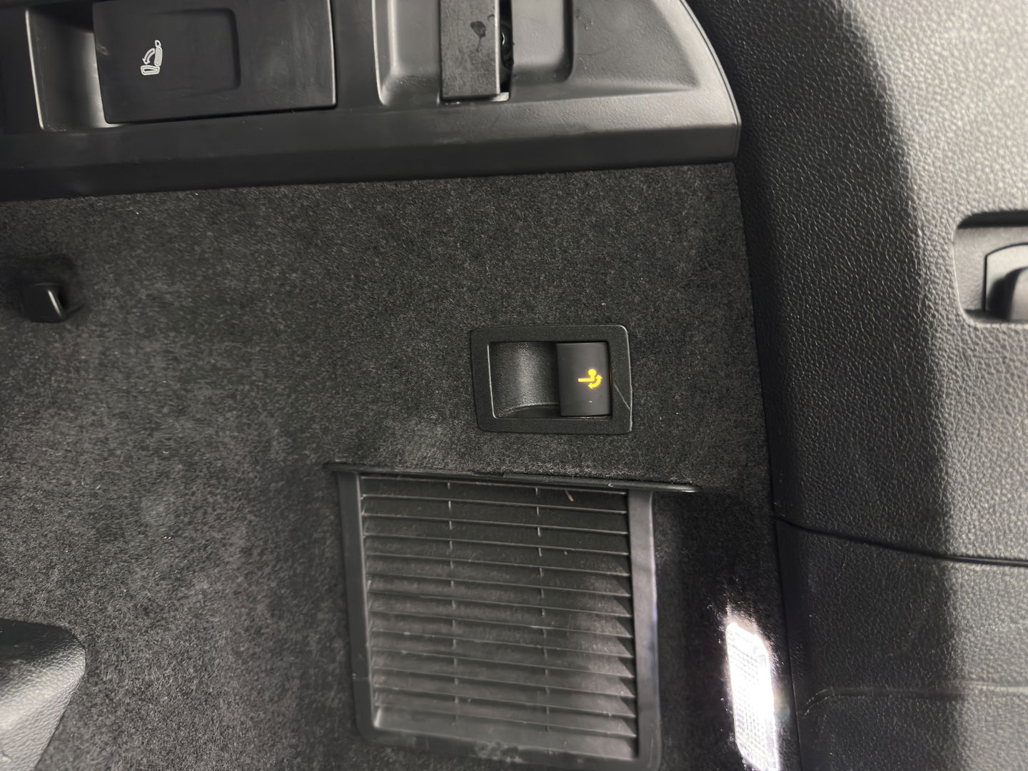 Škoda Kodiaq 1.5 TSI Sportline Business [ 7-Pers. ] (INCL-BTW) Aut. *LEATHER-MICROFIBRE | FULL-LED | ADAPTIVE-CRUISE | MEMORY-PACK | DIGI-COCKPIT | NAVI-FULLMAP | CAMERA | DAB+ | AMBIENT-LIGHT | KEYLESS | CARPLAY | PRIVACY-GLASS| TOWBAR | 20''