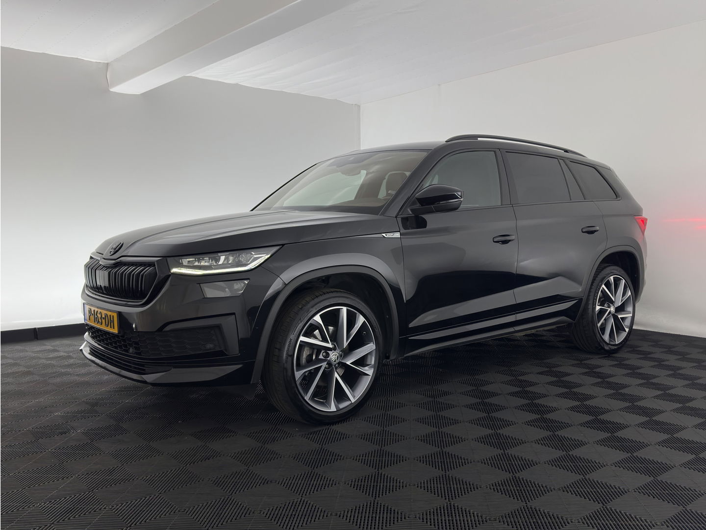 Škoda Kodiaq 1.5 TSI Sportline Business [ 7-Pers. ] (INCL-BTW) Aut. *LEATHER-MICROFIBRE | FULL-LED | ADAPTIVE-CRUISE | MEMORY-PACK | DIGI-COCKPIT | NAVI-FULLMAP | CAMERA | DAB+ | AMBIENT-LIGHT | KEYLESS | CARPLAY | PRIVACY-GLASS| TOWBAR | 20''