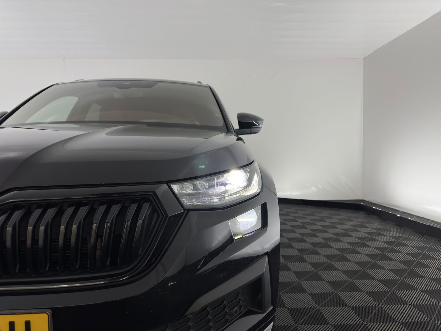 Škoda Kodiaq 1.5 TSI Sportline Business [ 7-Pers. ] (INCL-BTW) Aut. *LEATHER-MICROFIBRE | FULL-LED | ADAPTIVE-CRUISE | MEMORY-PACK | DIGI-COCKPIT | NAVI-FULLMAP | CAMERA | DAB+ | AMBIENT-LIGHT | KEYLESS | CARPLAY | PRIVACY-GLASS| TOWBAR | 20''