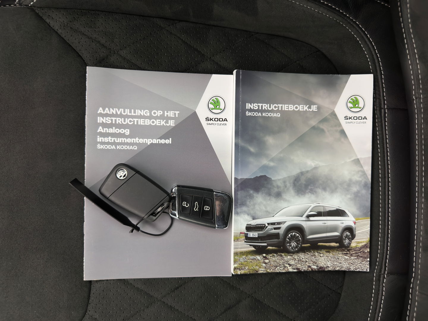 Škoda Kodiaq 1.5 TSI Sportline Business [ 7-Pers. ] (INCL-BTW) Aut. *LEATHER-MICROFIBRE | FULL-LED | ADAPTIVE-CRUISE | MEMORY-PACK | DIGI-COCKPIT | NAVI-FULLMAP | CAMERA | DAB+ | AMBIENT-LIGHT | KEYLESS | CARPLAY | PRIVACY-GLASS| TOWBAR | 20''