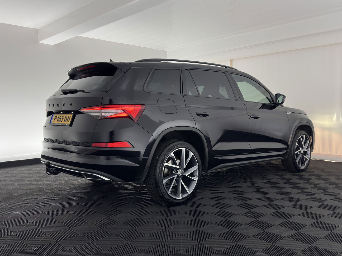 Škoda Kodiaq 1.5 TSI Sportline Business [ 7-Pers. ] (INCL-BTW) Aut. *LEATHER-MICROFIBRE | FULL-LED | ADAPTIVE-CRUISE | MEMORY-PACK | DIGI-COCKPIT | NAVI-FULLMAP | CAMERA | DAB+ | AMBIENT-LIGHT | KEYLESS | CARPLAY | PRIVACY-GLASS| TOWBAR | 20''