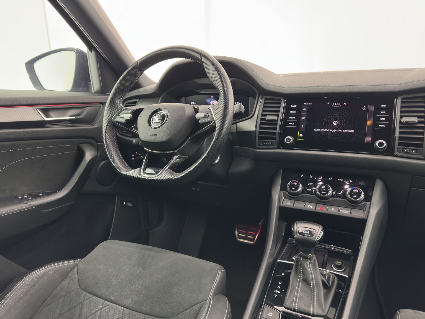 Škoda Kodiaq 1.5 TSI Sportline Business [ 7-Pers. ] (INCL-BTW) Aut. *LEATHER-MICROFIBRE | FULL-LED | ADAPTIVE-CRUISE | MEMORY-PACK | DIGI-COCKPIT | NAVI-FULLMAP | CAMERA | DAB+ | AMBIENT-LIGHT | KEYLESS | CARPLAY | PRIVACY-GLASS| TOWBAR | 20''