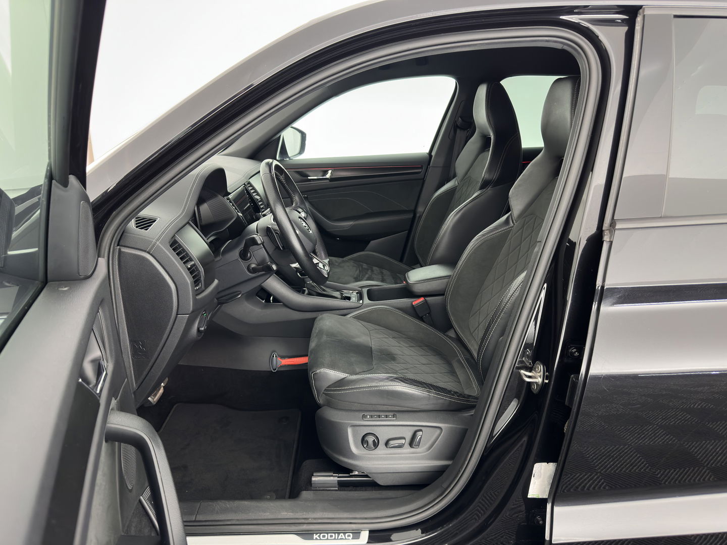 Škoda Kodiaq 1.5 TSI Sportline Business [ 7-Pers. ] (INCL-BTW) Aut. *LEATHER-MICROFIBRE | FULL-LED | ADAPTIVE-CRUISE | MEMORY-PACK | DIGI-COCKPIT | NAVI-FULLMAP | CAMERA | DAB+ | AMBIENT-LIGHT | KEYLESS | CARPLAY | PRIVACY-GLASS| TOWBAR | 20''