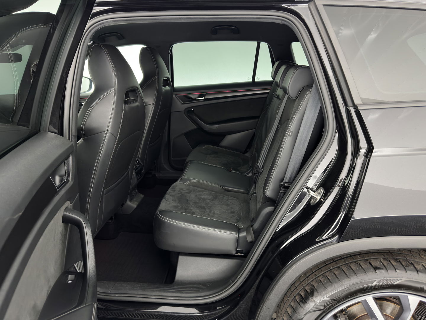 Škoda Kodiaq 1.5 TSI Sportline Business [ 7-Pers. ] (INCL-BTW) Aut. *LEATHER-MICROFIBRE | FULL-LED | ADAPTIVE-CRUISE | MEMORY-PACK | DIGI-COCKPIT | NAVI-FULLMAP | CAMERA | DAB+ | AMBIENT-LIGHT | KEYLESS | CARPLAY | PRIVACY-GLASS| TOWBAR | 20''