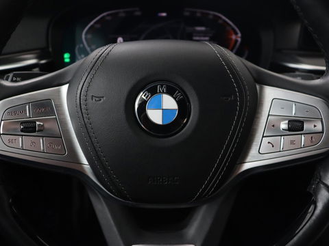 BMW 5 Serie 520i M Sport | Leder | Stoelverwarming | Carplay | 19'' | Sportstoelen | Live Cockpit | Navigatie | Parkeerhulp | Adaptief LED | Memory | Keyless start