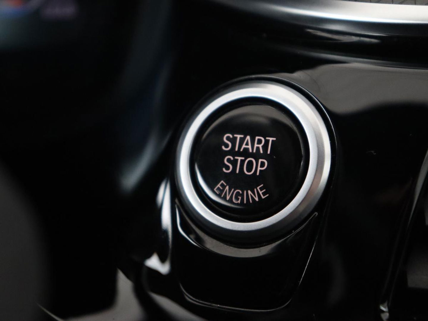 BMW 5 Serie 520i M Sport | Leder | Stoelverwarming | Carplay | 19'' | Sportstoelen | Live Cockpit | Navigatie | Parkeerhulp | Adaptief LED | Memory | Keyless start