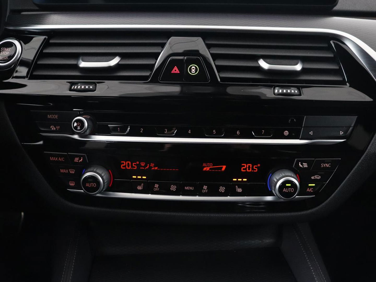 BMW 5 Serie 520i M Sport | Leder | Stoelverwarming | Carplay | 19'' | Sportstoelen | Live Cockpit | Navigatie | Parkeerhulp | Adaptief LED | Memory | Keyless start