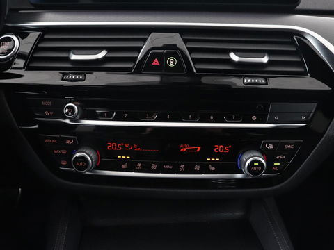 BMW 5 Serie 520i M Sport | Leder | Stoelverwarming | Carplay | 19'' | Sportstoelen | Live Cockpit | Navigatie | Parkeerhulp | Adaptief LED | Memory | Keyless start