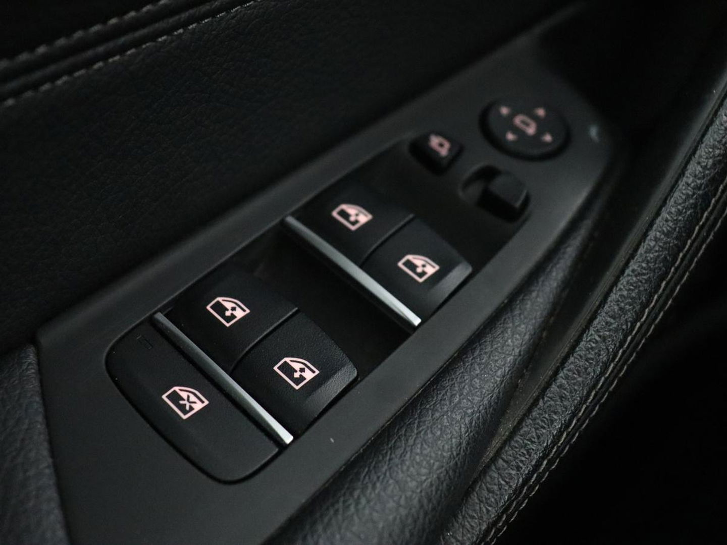 BMW 5 Serie 520i M Sport | Leder | Stoelverwarming | Carplay | 19'' | Sportstoelen | Live Cockpit | Navigatie | Parkeerhulp | Adaptief LED | Memory | Keyless start