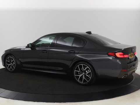 BMW 5 Serie 520i M Sport | Leder | Stoelverwarming | Carplay | 19'' | Sportstoelen | Live Cockpit | Navigatie | Parkeerhulp | Adaptief LED | Memory | Keyless start