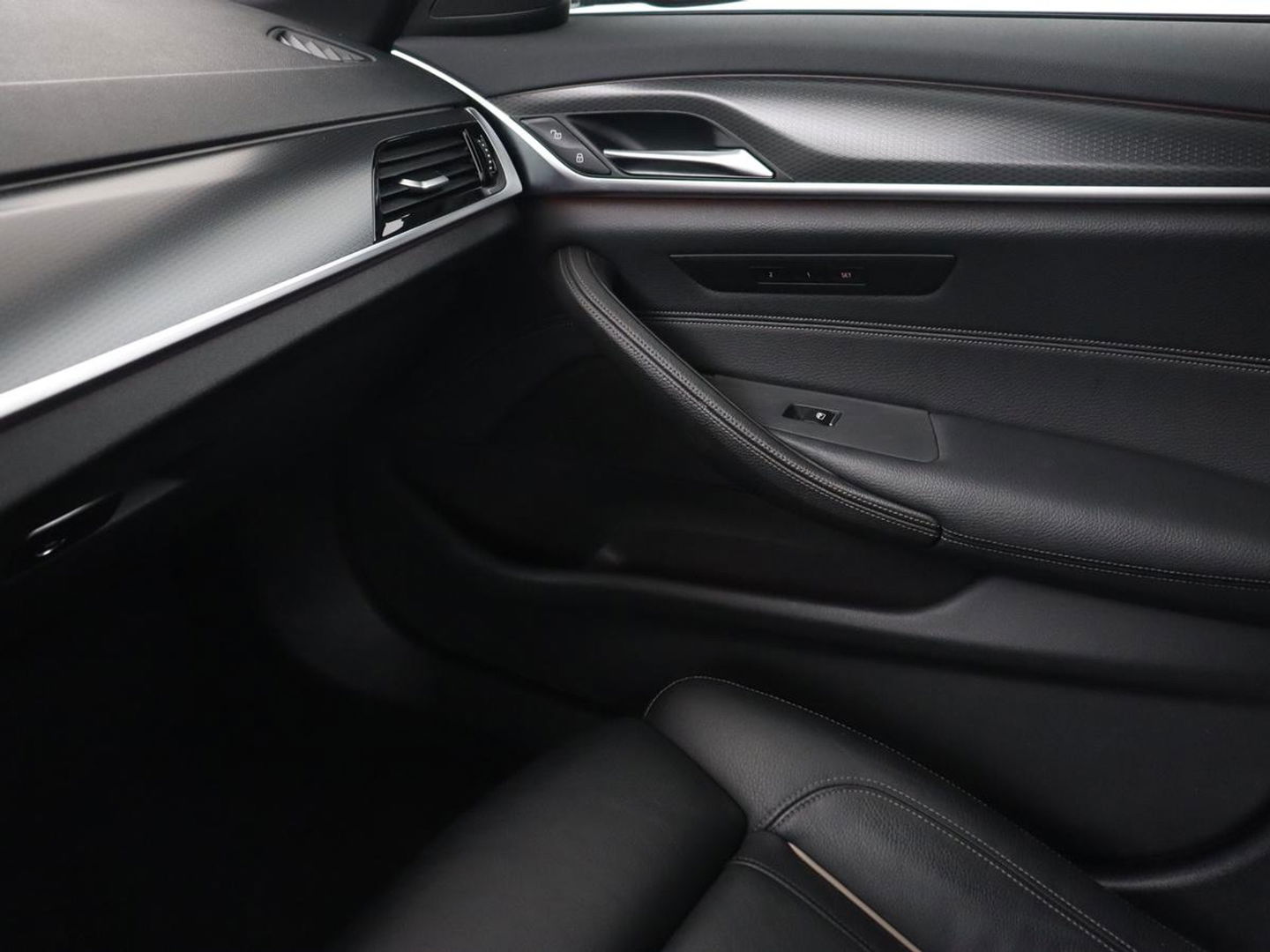 BMW 5 Serie 520i M Sport | Leder | Stoelverwarming | Carplay | 19'' | Sportstoelen | Live Cockpit | Navigatie | Parkeerhulp | Adaptief LED | Memory | Keyless start