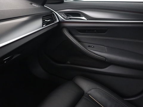 BMW 5 Serie 520i M Sport | Leder | Stoelverwarming | Carplay | 19'' | Sportstoelen | Live Cockpit | Navigatie | Parkeerhulp | Adaptief LED | Memory | Keyless start