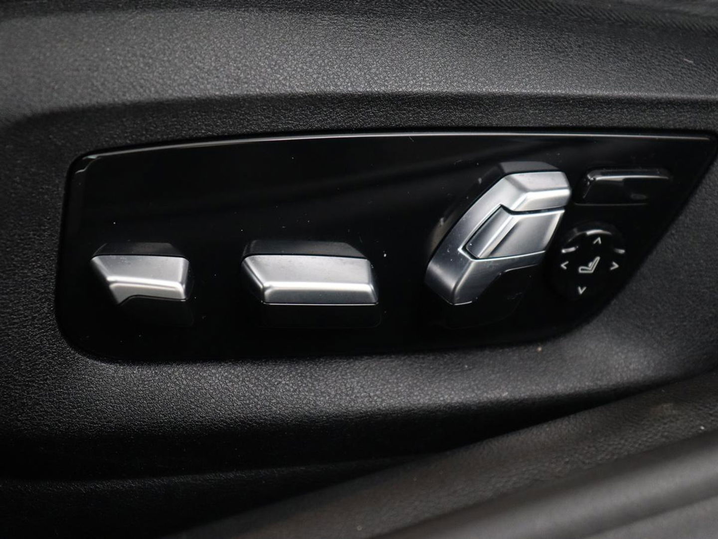 BMW 5 Serie 520i M Sport | Leder | Stoelverwarming | Carplay | 19'' | Sportstoelen | Live Cockpit | Navigatie | Parkeerhulp | Adaptief LED | Memory | Keyless start