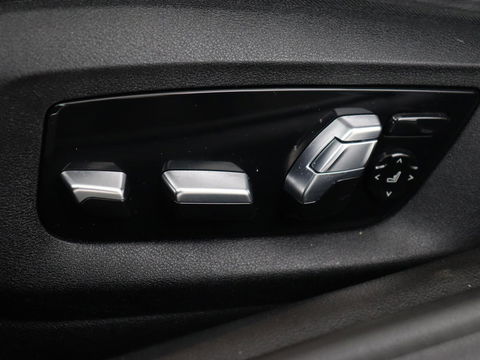 BMW 5 Serie 520i M Sport | Leder | Stoelverwarming | Carplay | 19'' | Sportstoelen | Live Cockpit | Navigatie | Parkeerhulp | Adaptief LED | Memory | Keyless start