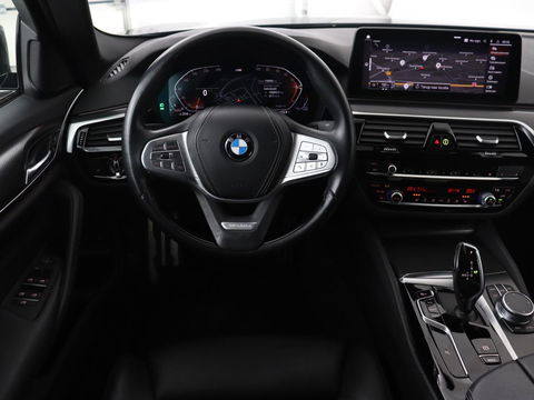 BMW 5 Serie 520i M Sport | Leder | Stoelverwarming | Carplay | 19'' | Sportstoelen | Live Cockpit | Navigatie | Parkeerhulp | Adaptief LED | Memory | Keyless start