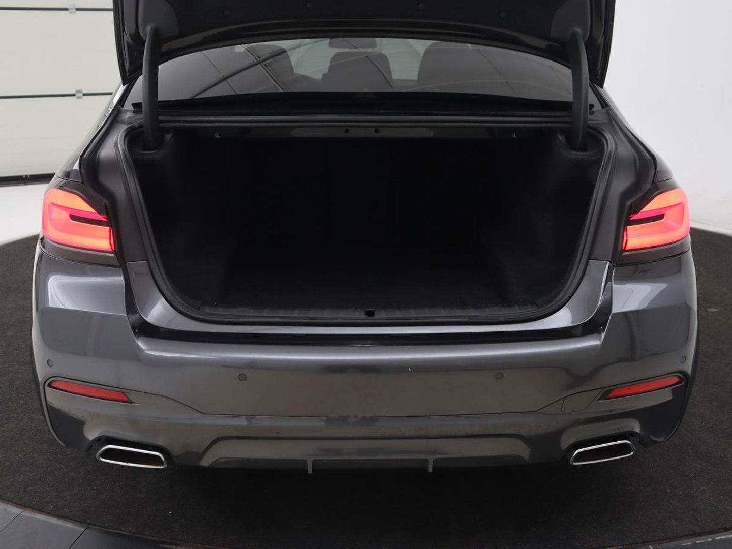 BMW 5 Serie 520i M Sport | Leder | Stoelverwarming | Carplay | 19'' | Sportstoelen | Live Cockpit | Navigatie | Parkeerhulp | Adaptief LED | Memory | Keyless start