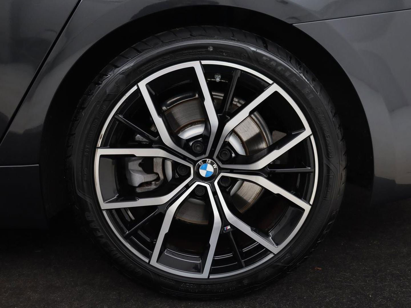 BMW 5 Serie 520i M Sport | Leder | Stoelverwarming | Carplay | 19'' | Sportstoelen | Live Cockpit | Navigatie | Parkeerhulp | Adaptief LED | Memory | Keyless start