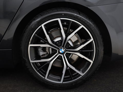 BMW 5 Serie 520i M Sport | Leder | Stoelverwarming | Carplay | 19'' | Sportstoelen | Live Cockpit | Navigatie | Parkeerhulp | Adaptief LED | Memory | Keyless start