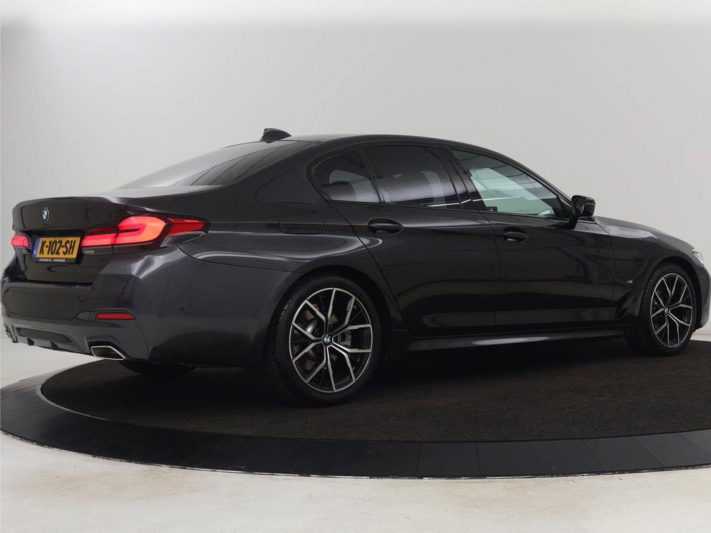 BMW 5 Serie 520i M Sport | Leder | Stoelverwarming | Carplay | 19'' | Sportstoelen | Live Cockpit | Navigatie | Parkeerhulp | Adaptief LED | Memory | Keyless start