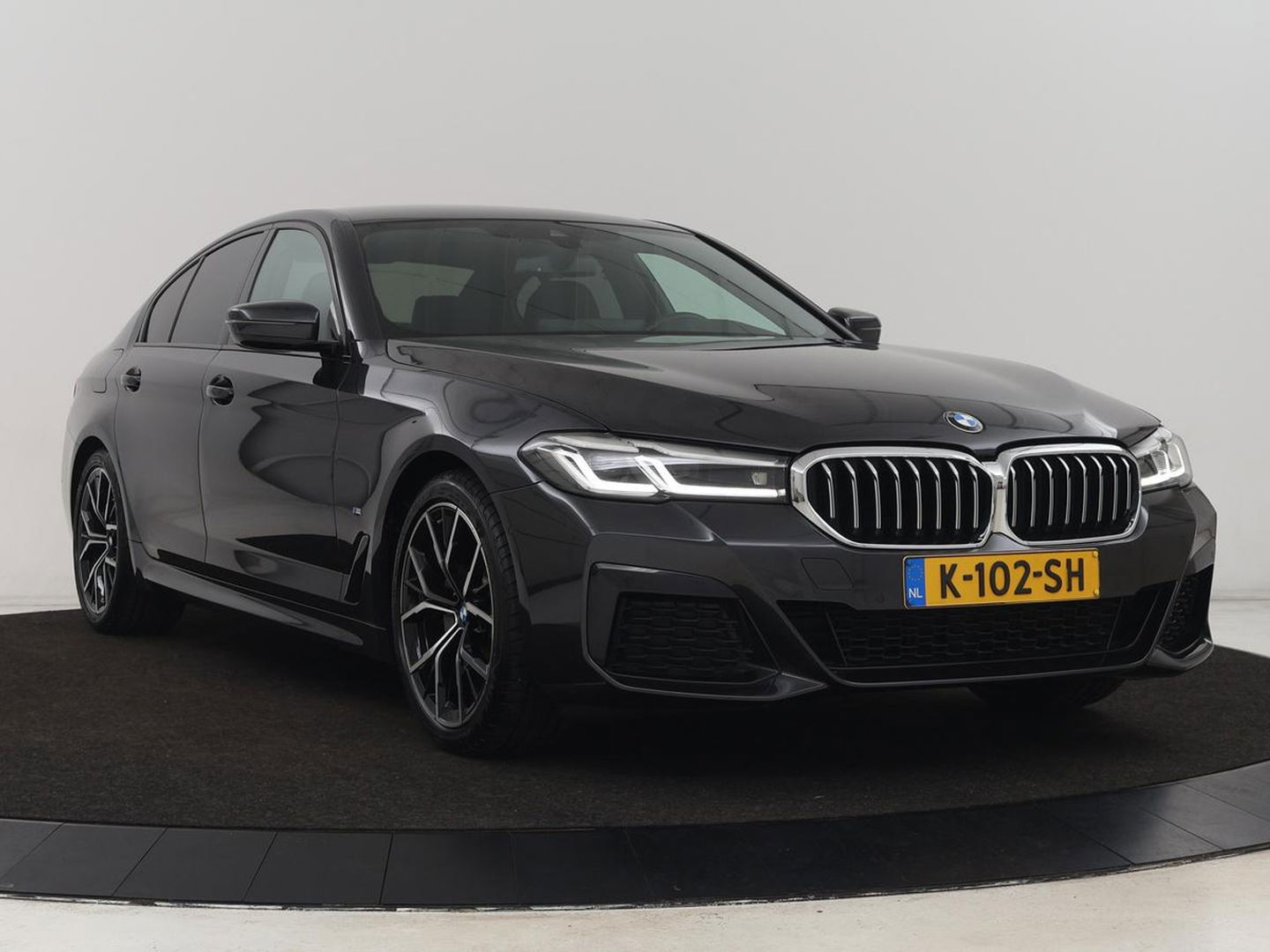 BMW 5 Serie 520i M Sport | Leder | Stoelverwarming | Carplay | 19'' | Sportstoelen | Live Cockpit | Navigatie | Parkeerhulp | Adaptief LED | Memory | Keyless start