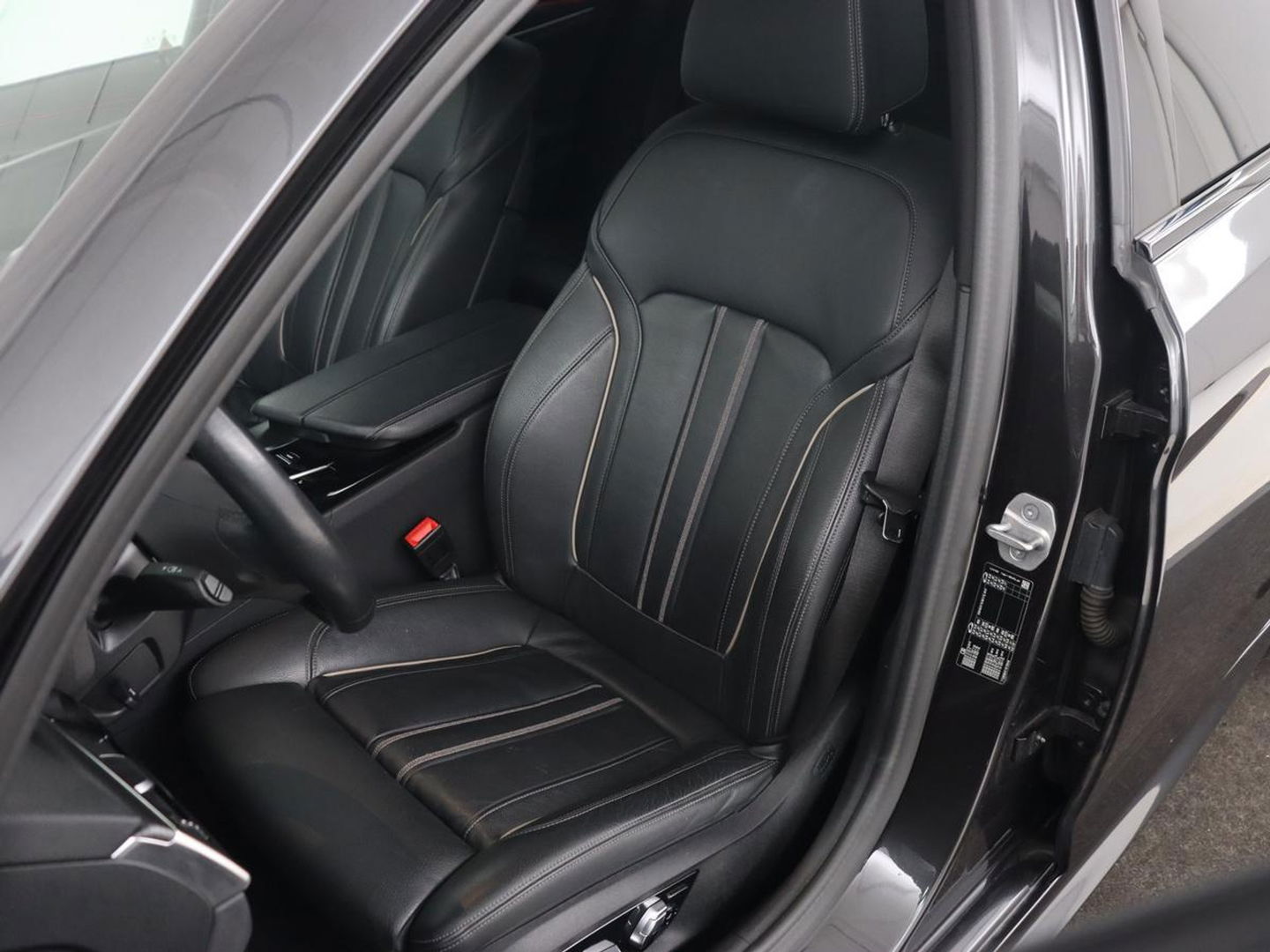 BMW 5 Serie 520i M Sport | Leder | Stoelverwarming | Carplay | 19'' | Sportstoelen | Live Cockpit | Navigatie | Parkeerhulp | Adaptief LED | Memory | Keyless start