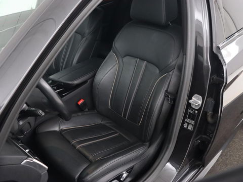 BMW 5 Serie 520i M Sport | Leder | Stoelverwarming | Carplay | 19'' | Sportstoelen | Live Cockpit | Navigatie | Parkeerhulp | Adaptief LED | Memory | Keyless start