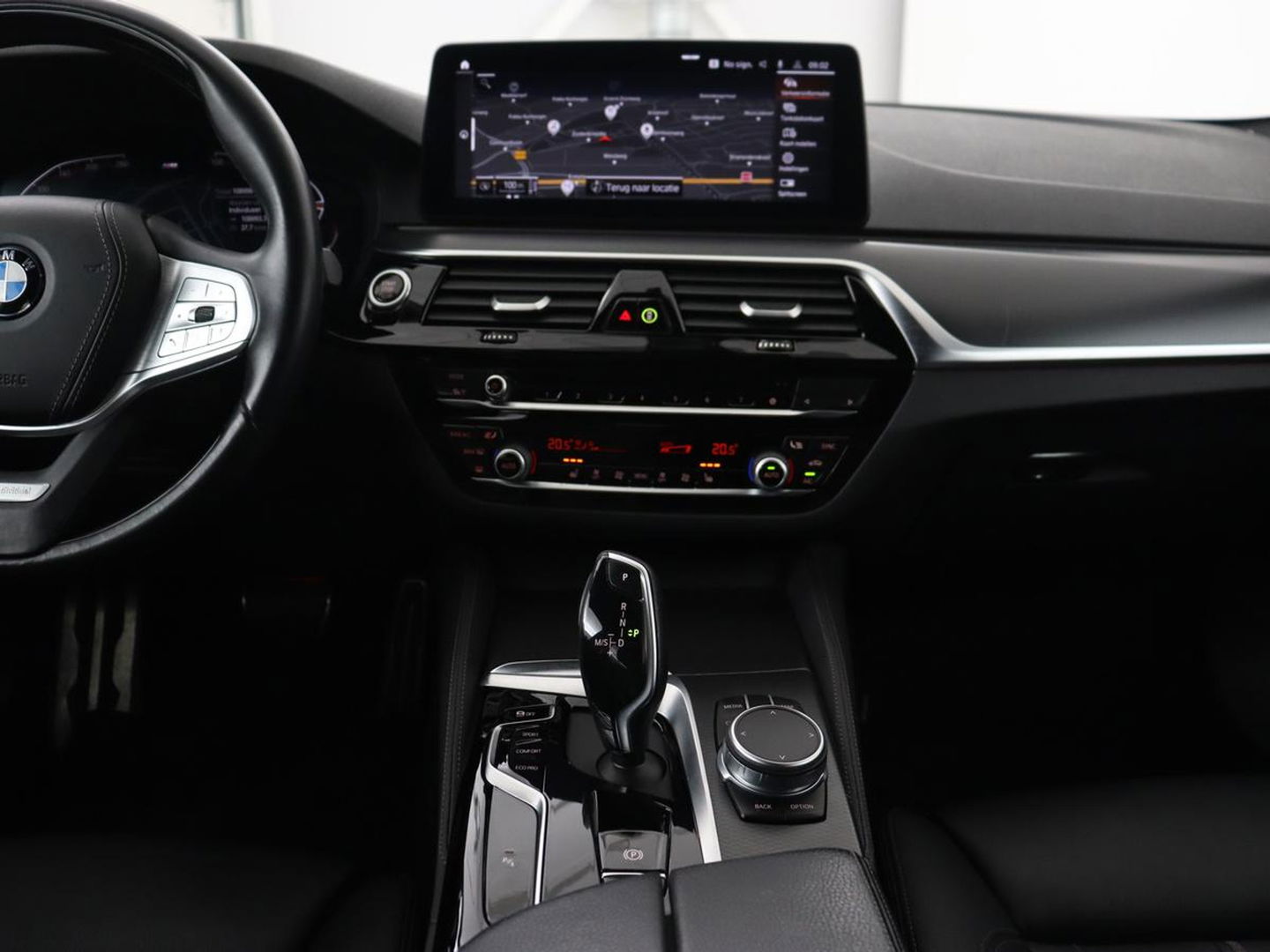 BMW 5 Serie 520i M Sport | Leder | Stoelverwarming | Carplay | 19'' | Sportstoelen | Live Cockpit | Navigatie | Parkeerhulp | Adaptief LED | Memory | Keyless start