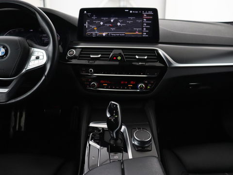 BMW 5 Serie 520i M Sport | Leder | Stoelverwarming | Carplay | 19'' | Sportstoelen | Live Cockpit | Navigatie | Parkeerhulp | Adaptief LED | Memory | Keyless start