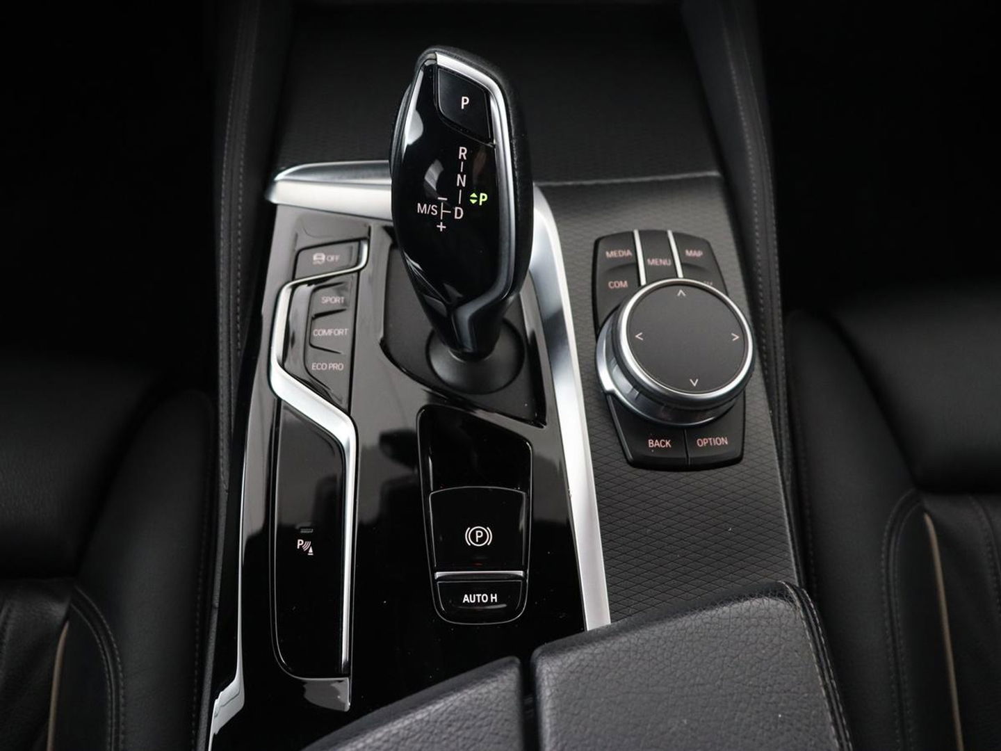 BMW 5 Serie 520i M Sport | Leder | Stoelverwarming | Carplay | 19'' | Sportstoelen | Live Cockpit | Navigatie | Parkeerhulp | Adaptief LED | Memory | Keyless start