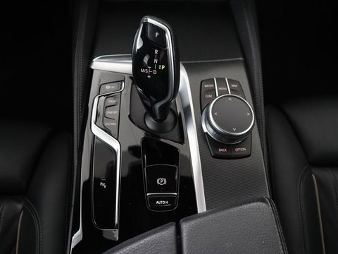 BMW 5 Serie 520i M Sport | Leder | Stoelverwarming | Carplay | 19'' | Sportstoelen | Live Cockpit | Navigatie | Parkeerhulp | Adaptief LED | Memory | Keyless start