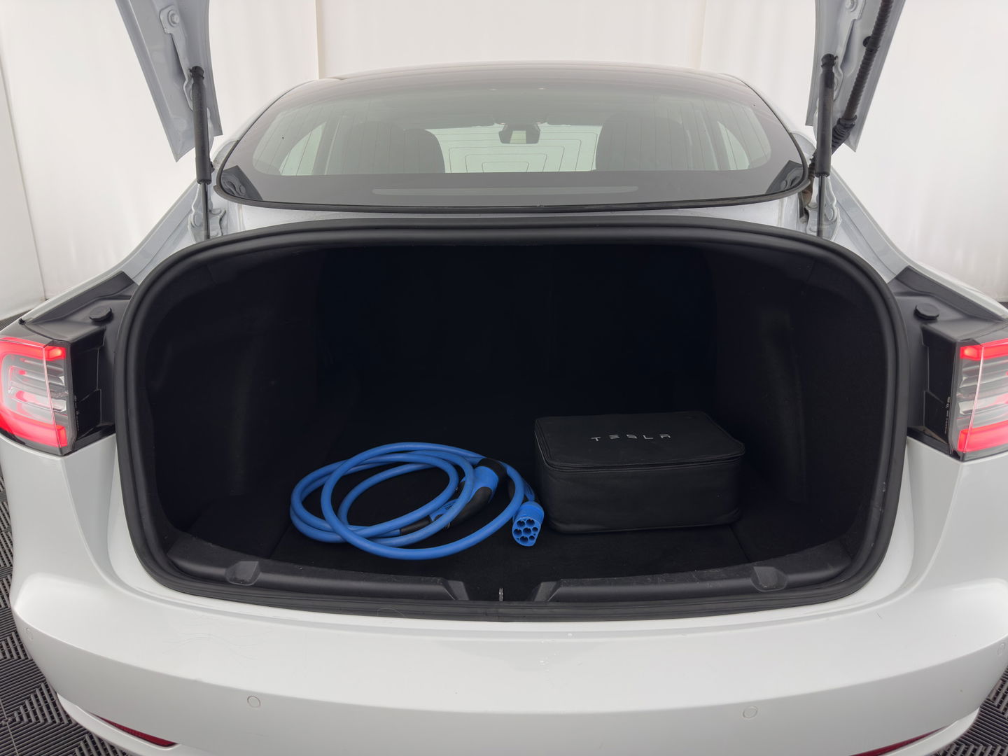 Tesla Model 3 Standard RWD Plus 60 kWh {SOH-99%} [ 3-Fase ] (INCL-BTW) Aut. *PANO | AUTO-PILOT | LUXURY-LEATHER | KEYLESS | FULL-LED | MEMORY-PACK | SURROUND-VIEW | DAB | CARPLAY | DIGI-COCKPIT | LANE-ASSIST | COMFORT-SEATS | TOWBAR | 19"ALU*