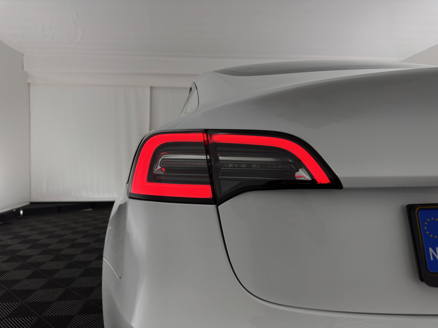 Tesla Model 3 Standard RWD Plus 60 kWh {SOH-99%} [ 3-Fase ] (INCL-BTW) Aut. *PANO | AUTO-PILOT | LUXURY-LEATHER | KEYLESS | FULL-LED | MEMORY-PACK | SURROUND-VIEW | DAB | CARPLAY | DIGI-COCKPIT | LANE-ASSIST | COMFORT-SEATS | TOWBAR | 19"ALU*